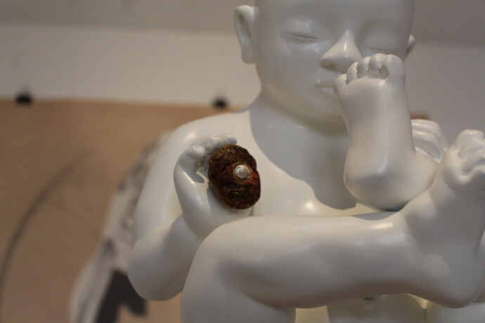 Santos Inocentes I, resina blanca con corazón de barro e incrustación de caracol marino, Perla Arroyo, 2026. Exposición Calavera Mexicana: Identidad y Memoria, Museo de la Cancillería, Ciudad de México