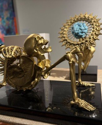 Escultura en bronce de la serie Calavera Mexicana de Perla Arroyo, exhibida en la Sala Carlos Fuentes del Consulado General de México en Phoenix.